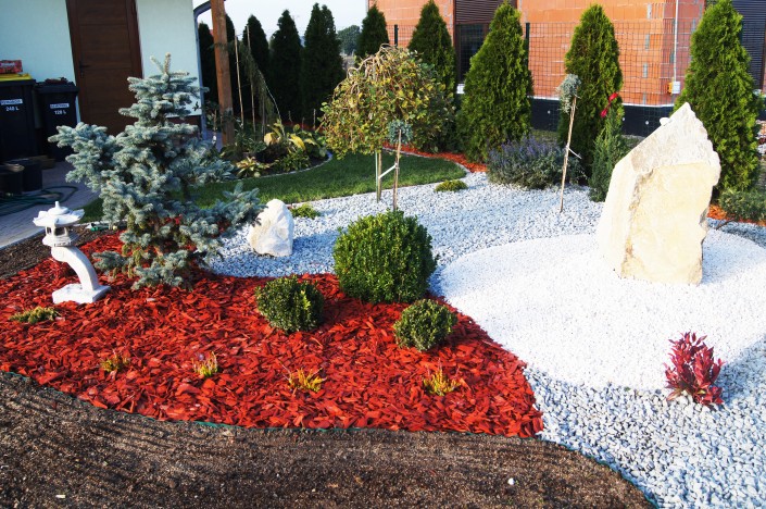Ogród z czerwoną korą i kamykami